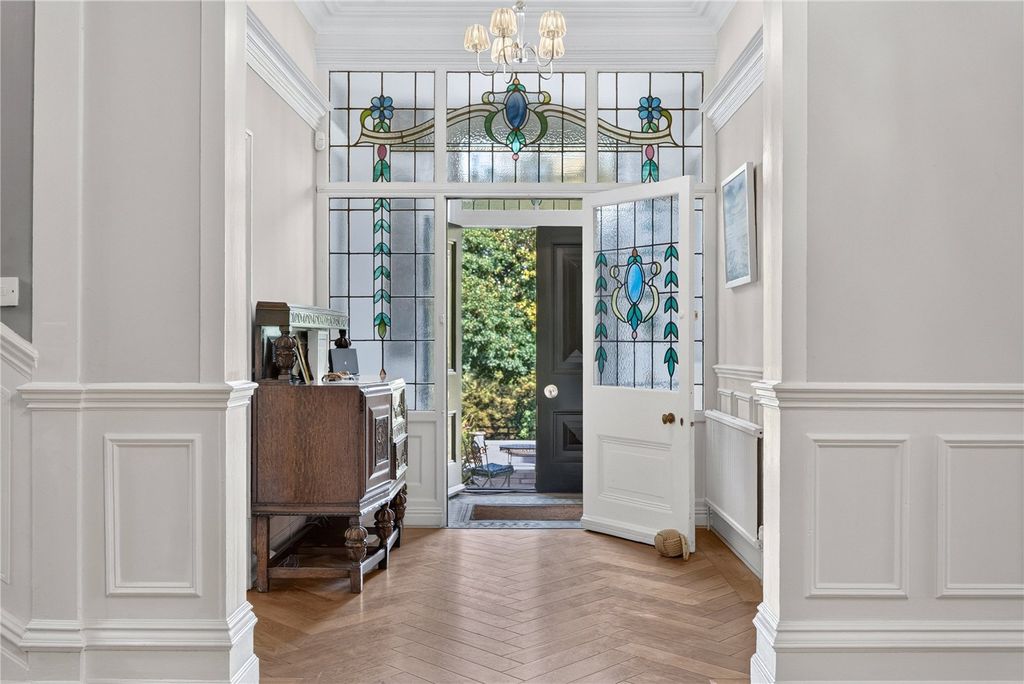 Property photo 2 of 21 Entrance Hall