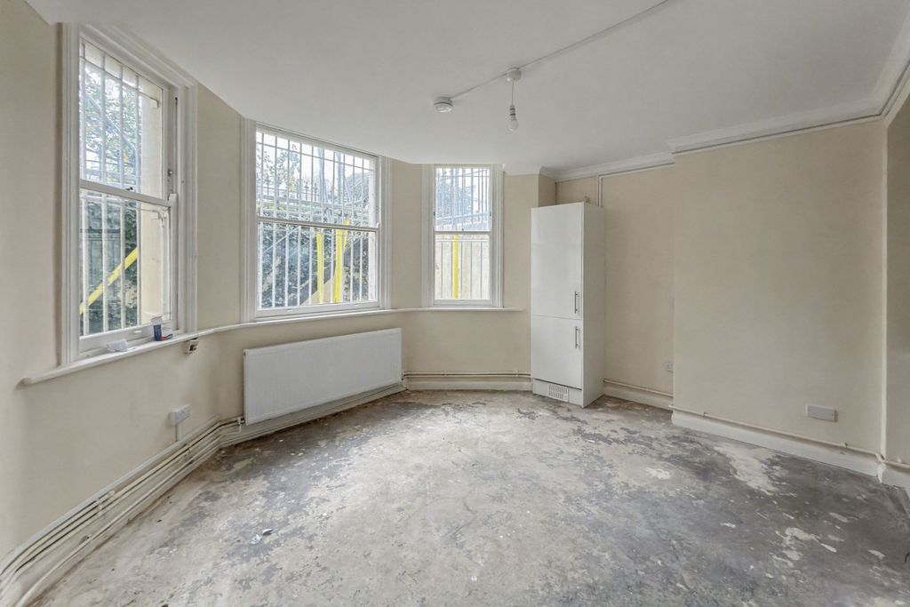 Property photo 3 of 10 Flat 1, 21 Pembridge Square, Notting Hill, London, W2 4Dp