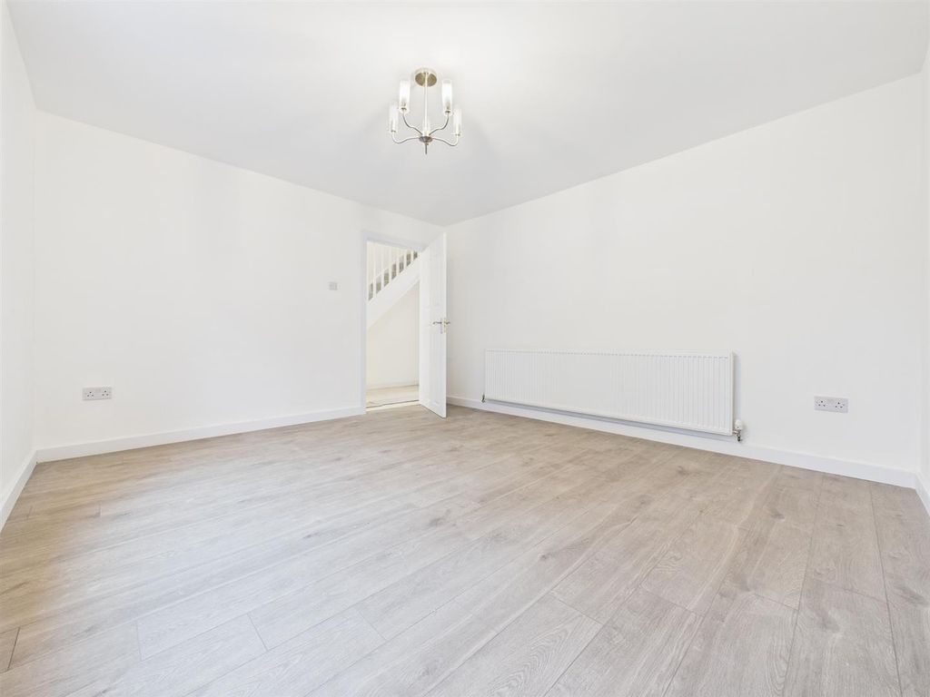 Property photo 2 of 11 Cam03975G0-Pr0147-Still022.Jpg