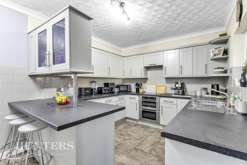 Property photo 3 of 21 Kitchen