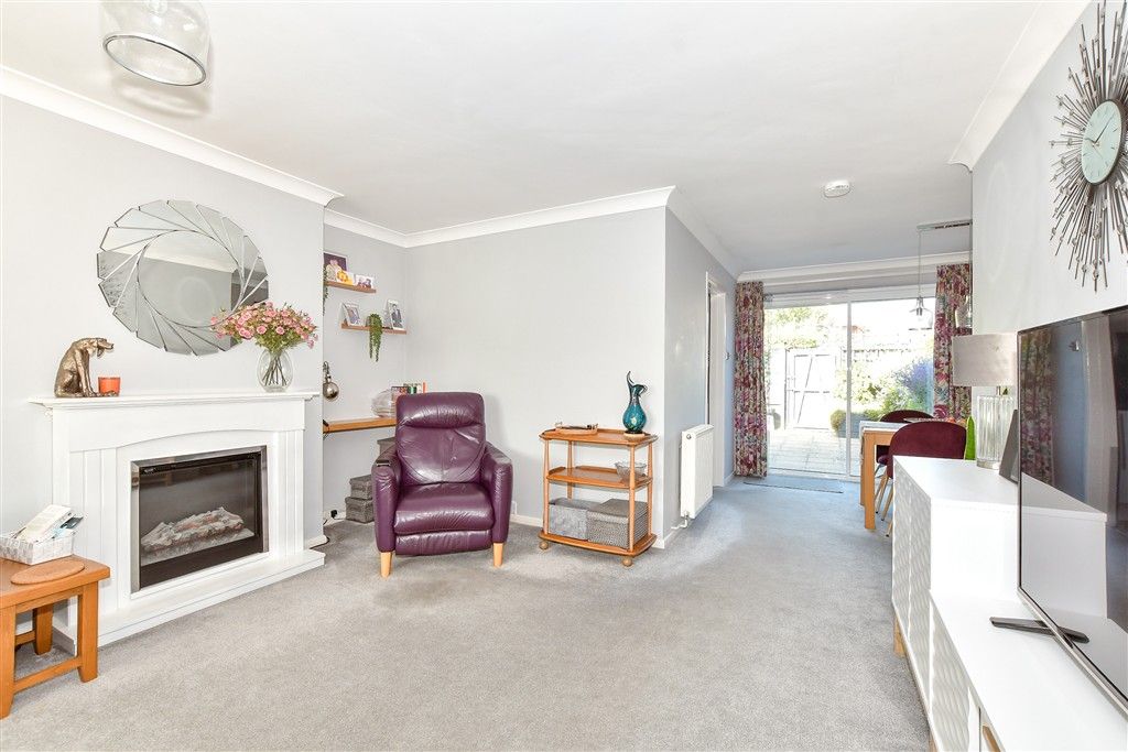 Property photo 3 of 11 Lounge