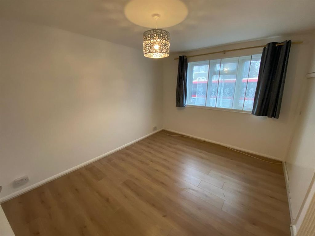 Property photo 1 of 6 Unfurb Room Rowan c.Jpg