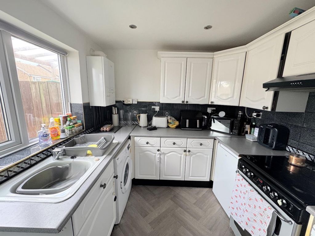 Property photo 3 of 7 Kitchen