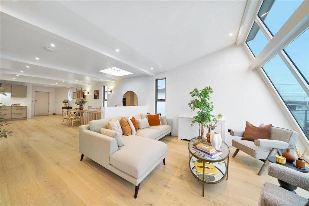 Property photo 3 of 11