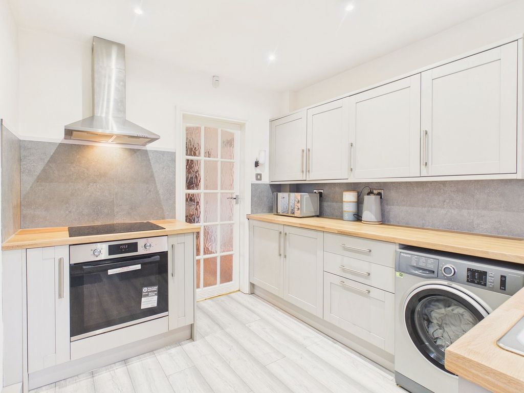 Property photo 3 of 11 Kitchen