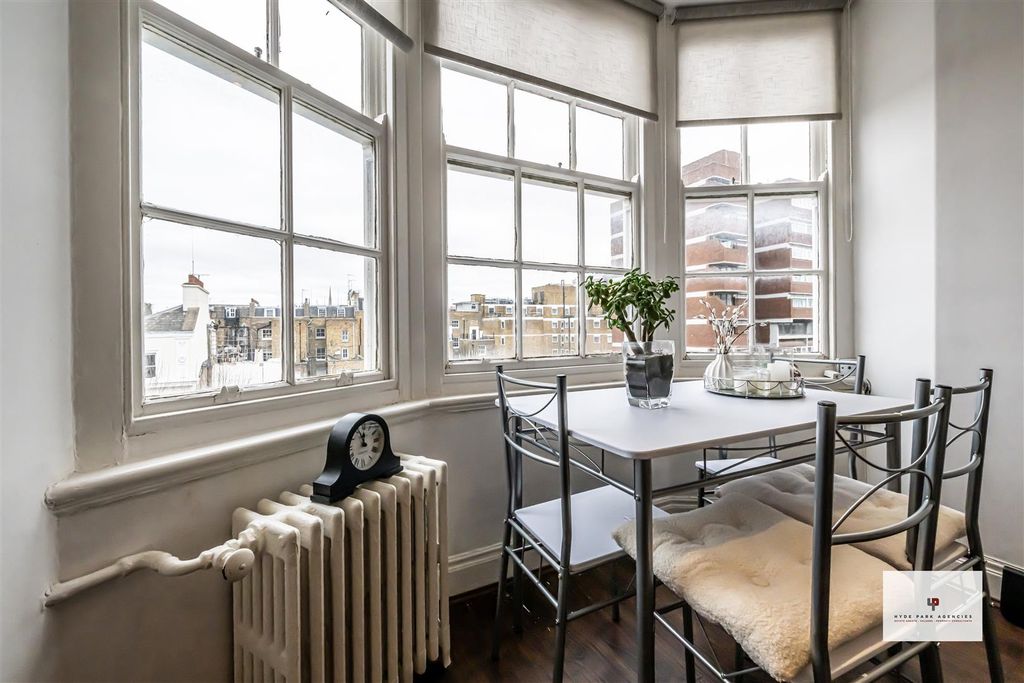 Property photo 3 of 11 Queen's Court 130-004 Hr - Hpa.Jpg