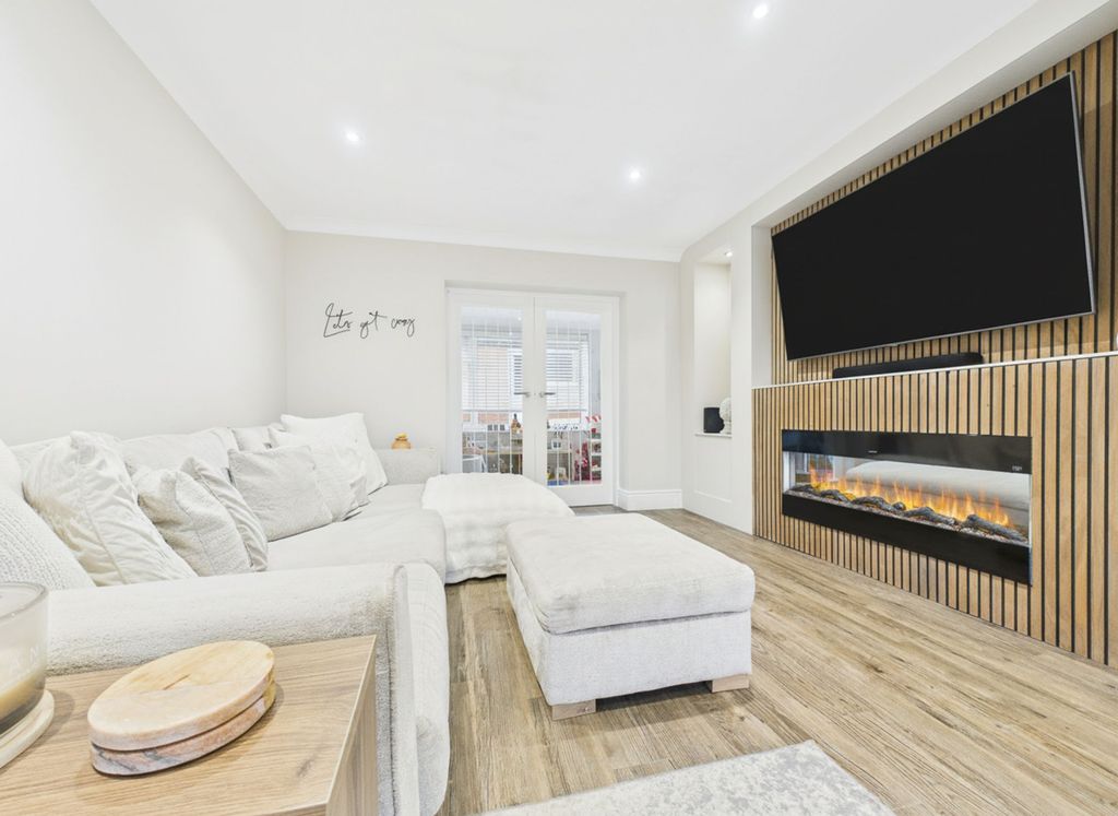 Property photo 2 of 20 Lounge/Dining Room