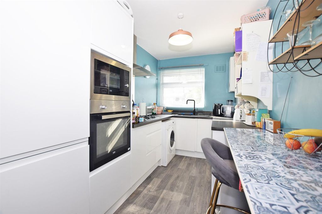 Property photo 2 of 11 Kitchen