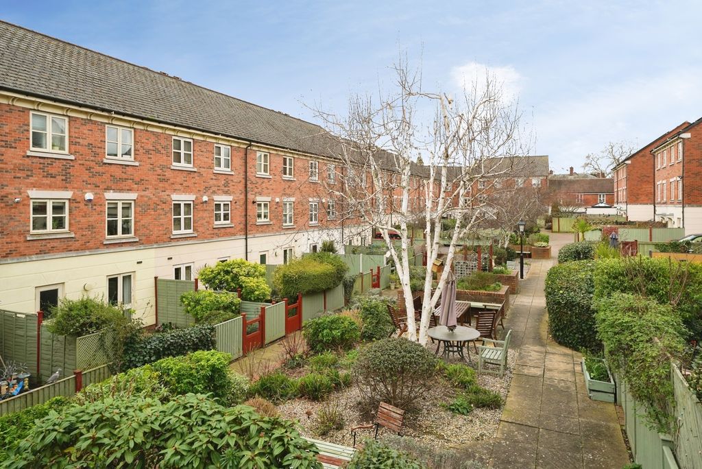 Property photo 1 of 11 Communal Gardens