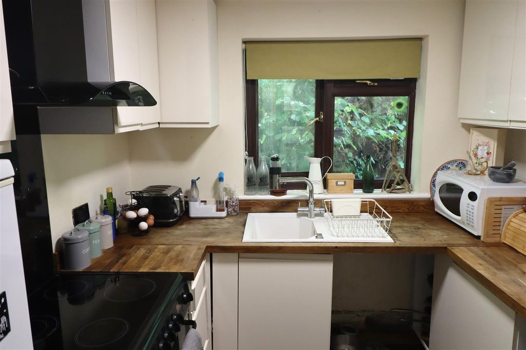 Property photo 3 of 11 Kitchen.Jpg