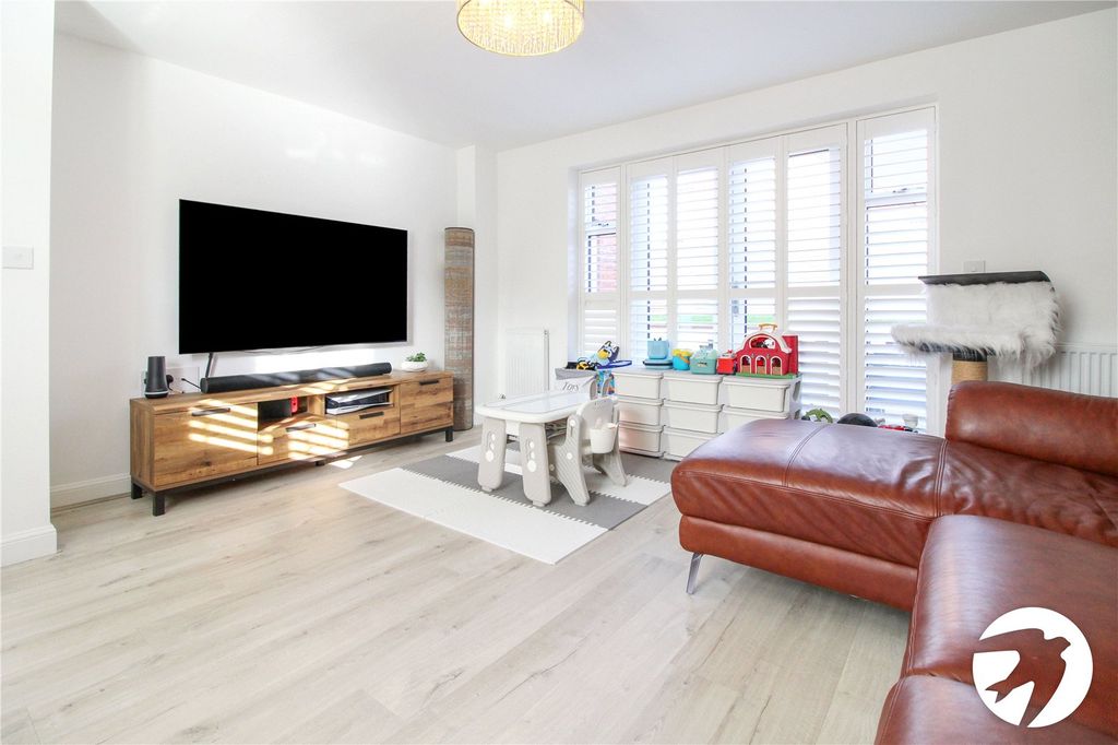 Property photo 3 of 23 Lounge