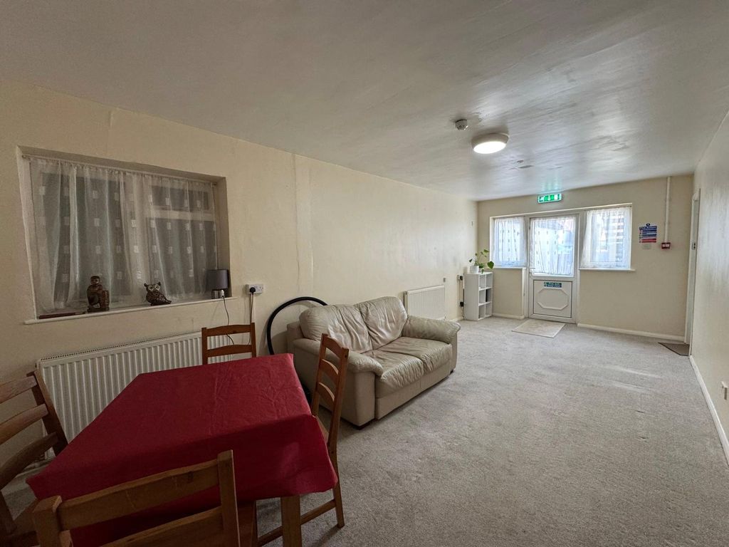 Property photo 3 of 17 Communal Area