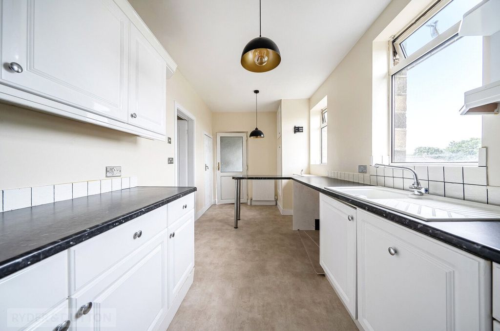 Property photo 3 of 18 Kitchen