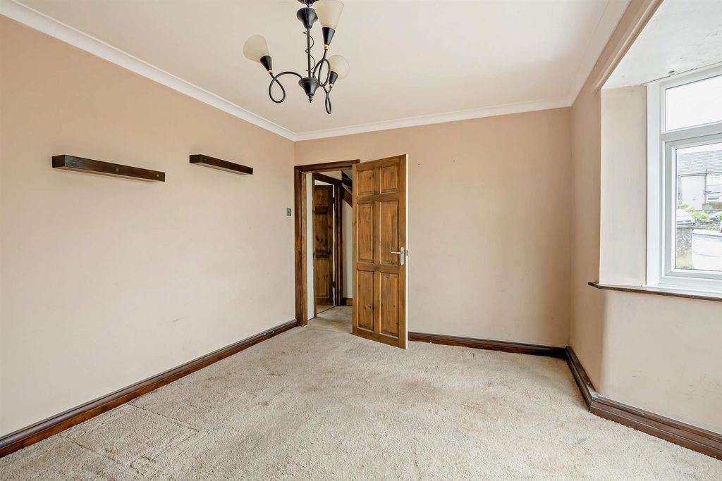 Property photo 3 of 20 8695756-Interior02-800.Jpg
