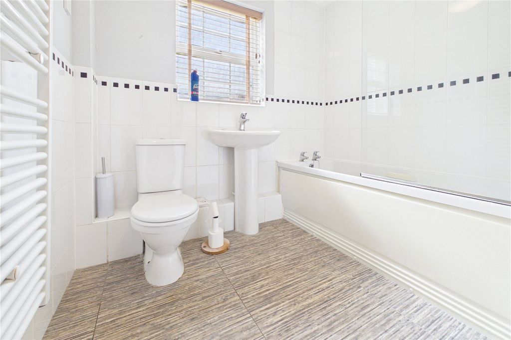 Additional image 12 of 2 bed flat for saleOld College Road, Newbury, Berkshire RG14