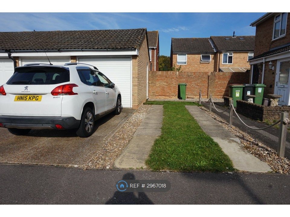 Property photo 3 of 10 Garage And Parking