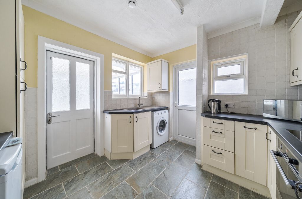 Property photo 3 of 9 Kitchen