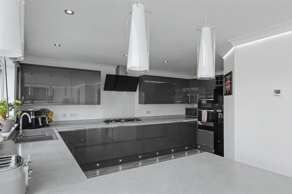 Property photo 3 of 34 Kitchen