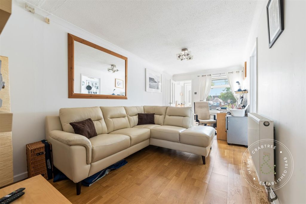 Property photo 3 of 14 Limeslade-Close-35.Jpg