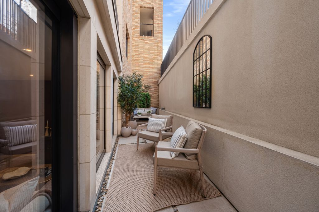 Property photo 2 of 22 Molyneux St-055.Jpg