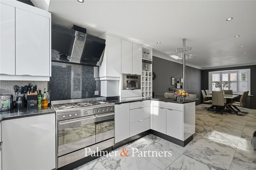 Property photo 2 of 42 Picture No. 18