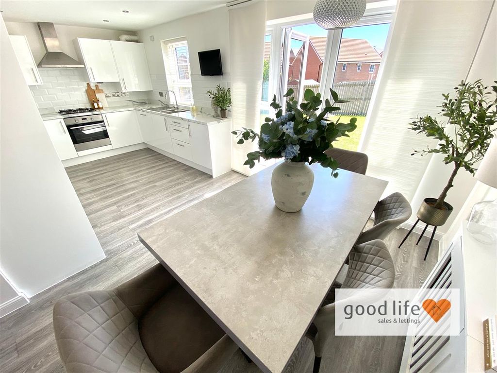 Property photo 3 of 27 20250522_113639305_Ios15Burcombeclose.Jpg