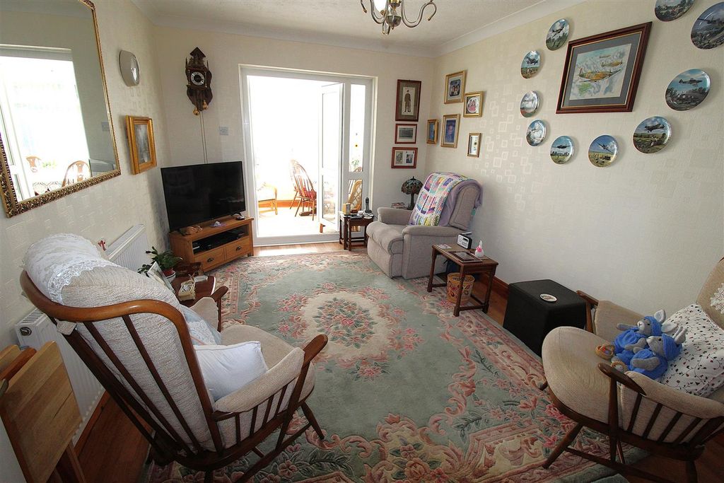 Property photo 3 of 12 Lounge