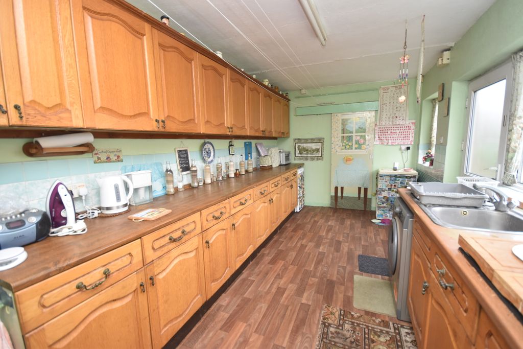 Property photo 2 of 17 Kitchen
