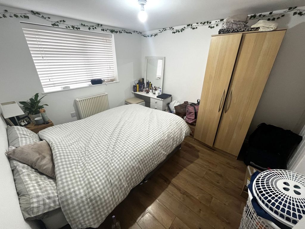 Property photo 1 of 6 Photo 6