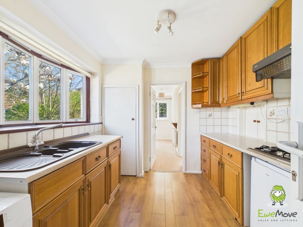 Property photo 2 of 22 Ewemove Basingstoke Estate Agents Chandler Road
