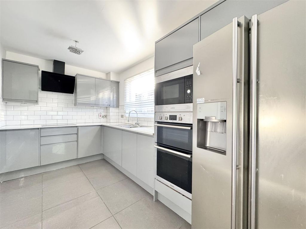 Property photo 2 of 18 Kitchen