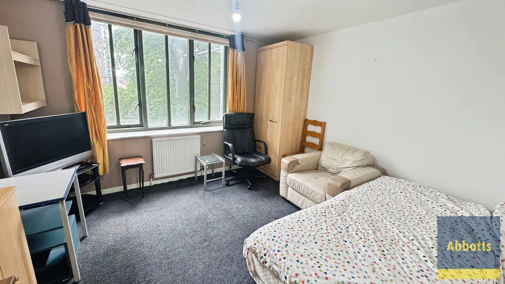 Apartment in Ipswich, Stoke - View 3