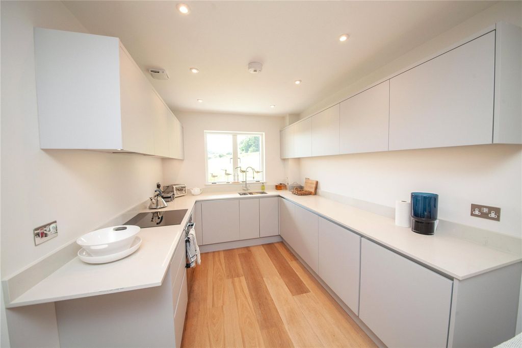 Property photo 2 of 10 Kitchen