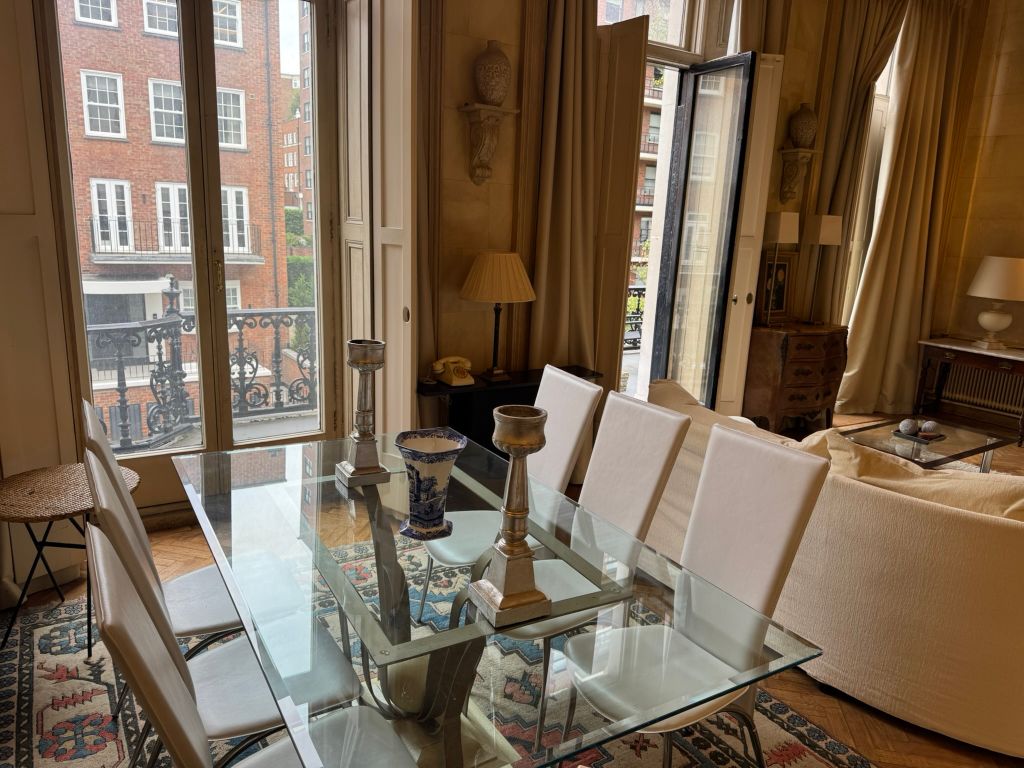 Property photo 3 of 10 Lounge 2