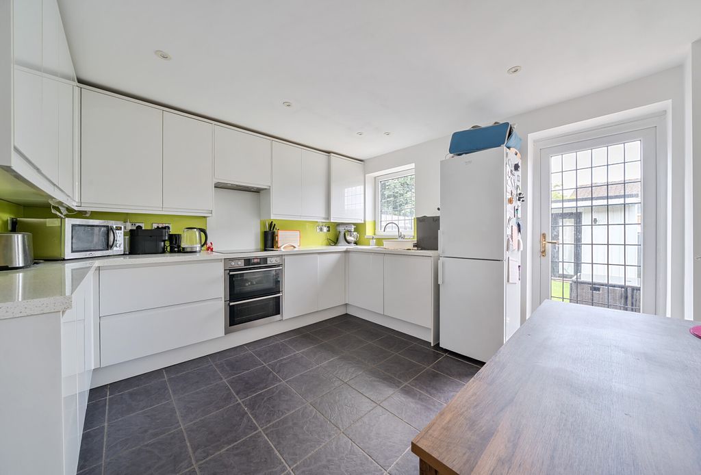 Property photo 1 of 10 1330685-10-688393...