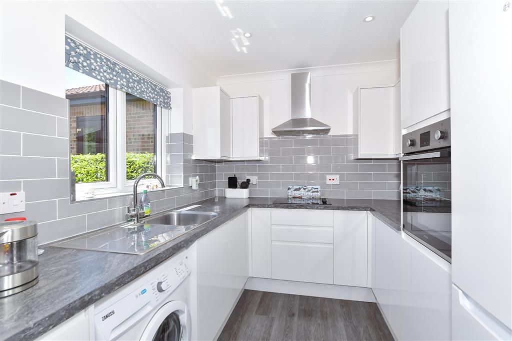 Property photo 3 of 9 Kitchen