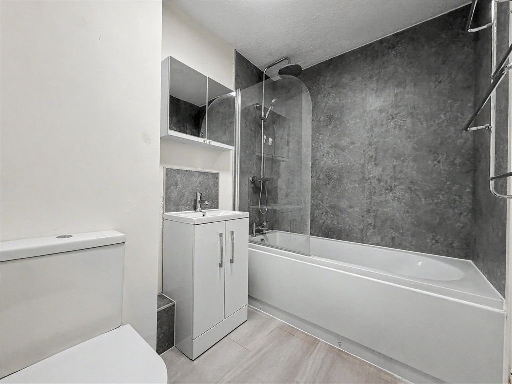 Property photo 2 of 14 Bathroom