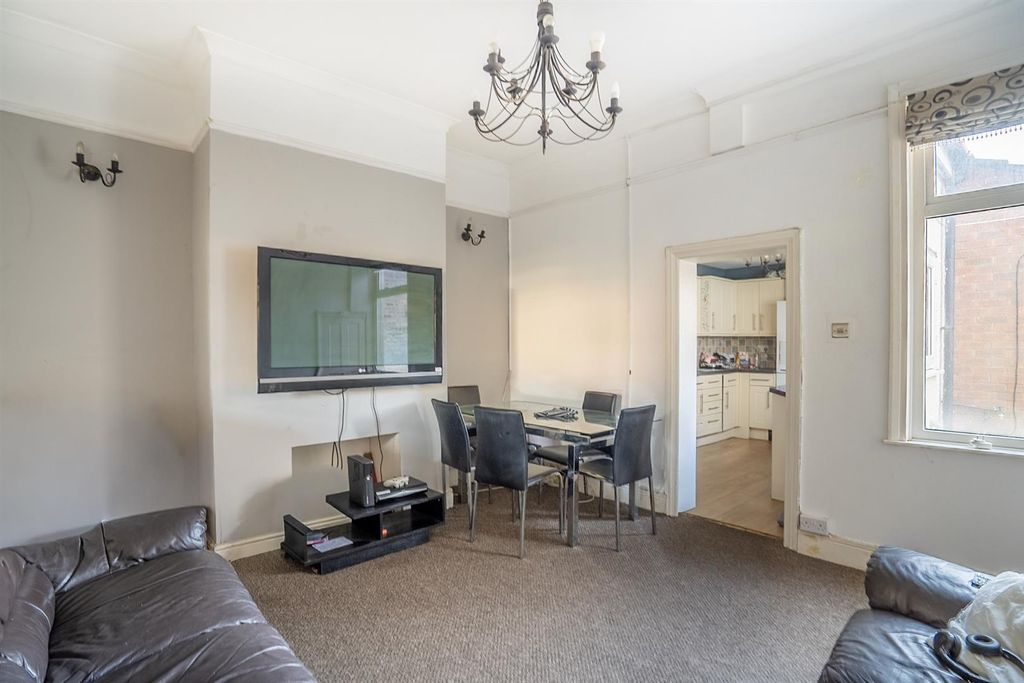 Property photo 3 of 11 Middle Reception Room