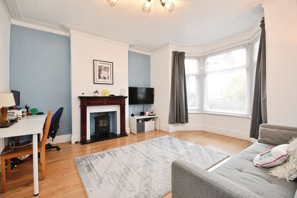 Property photo 2 of 18 Lounge