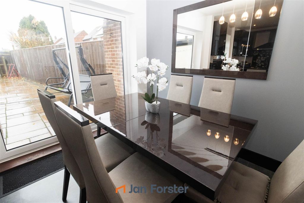 Property photo 3 of 16 Dining Area