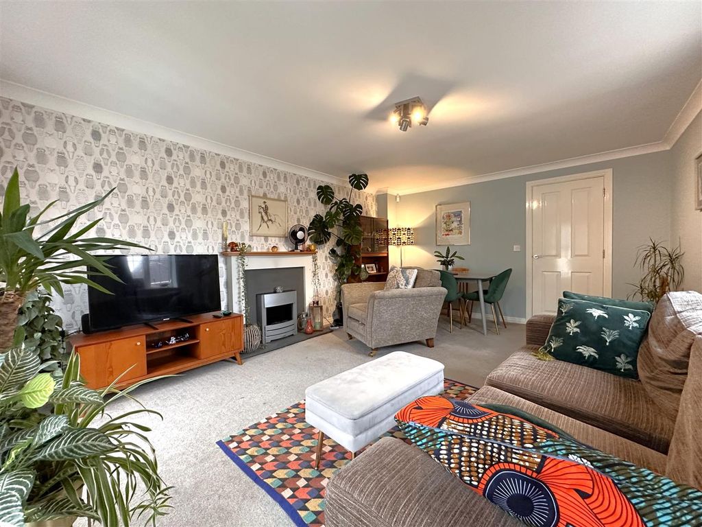 Property photo 2 of 22 Generous Lounge/Diner 817