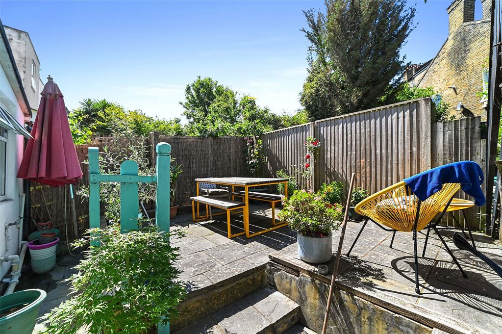 Property photo 2 of 24 Garden