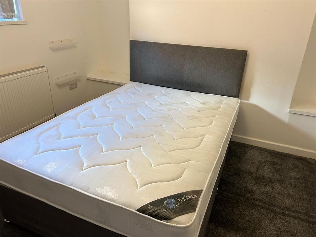 Property photo 3 of 9 Bright Double Bedroom Featuring A Clean, Modern Ma...