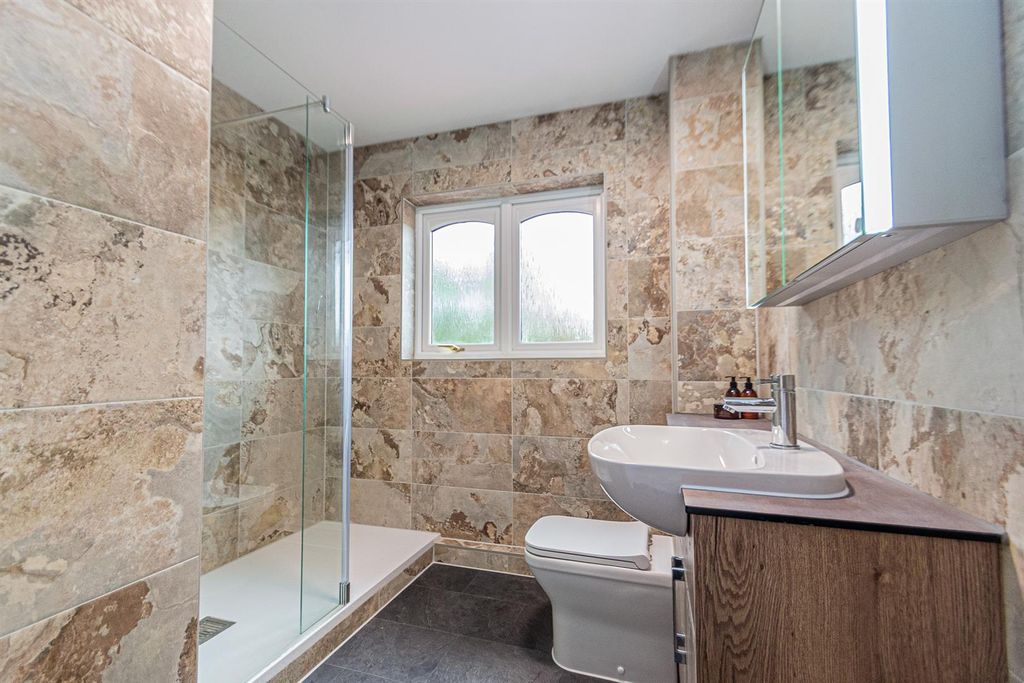 Property photo 3 of 14 Bathroom