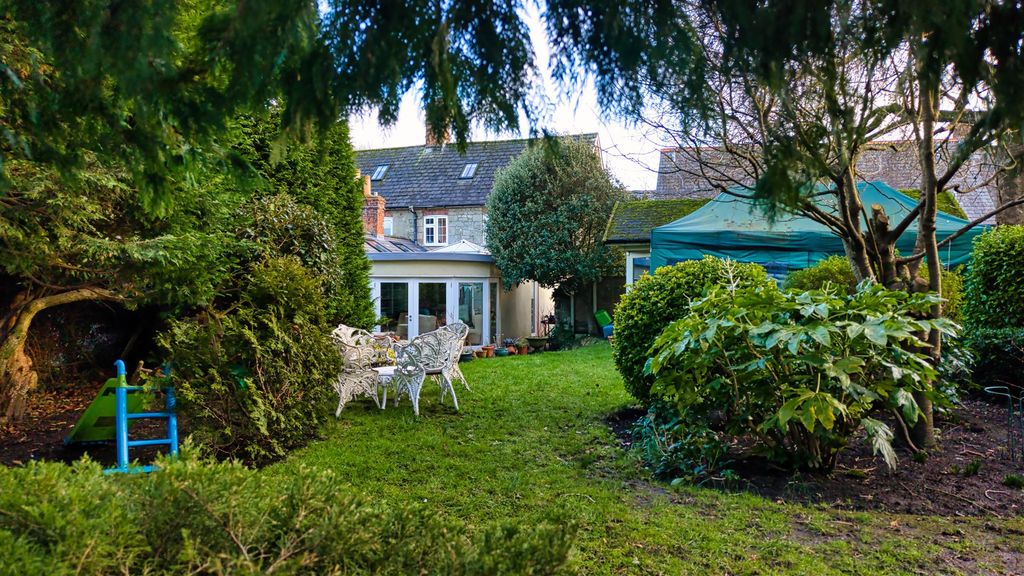 Property photo 3 of 11 Garden