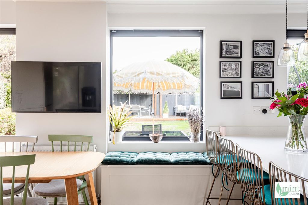 Property photo 2 of 27 Chertsey Road - Watermark-26.Jpg