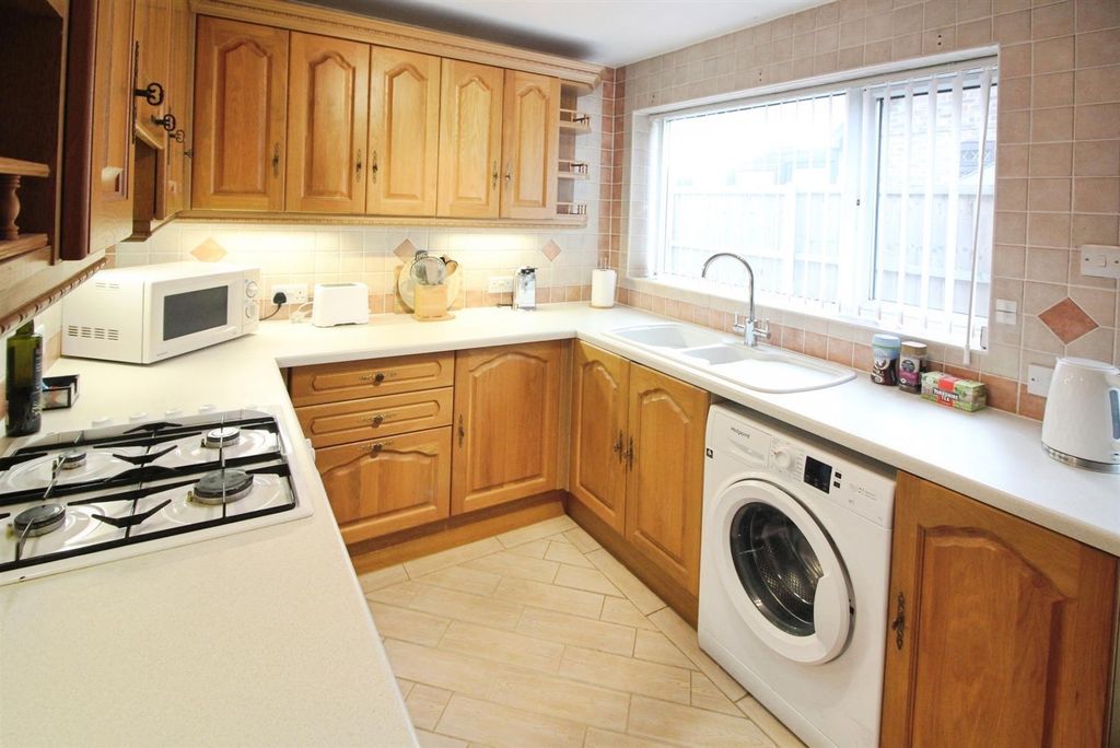 Property photo 3 of 10 Kitchen