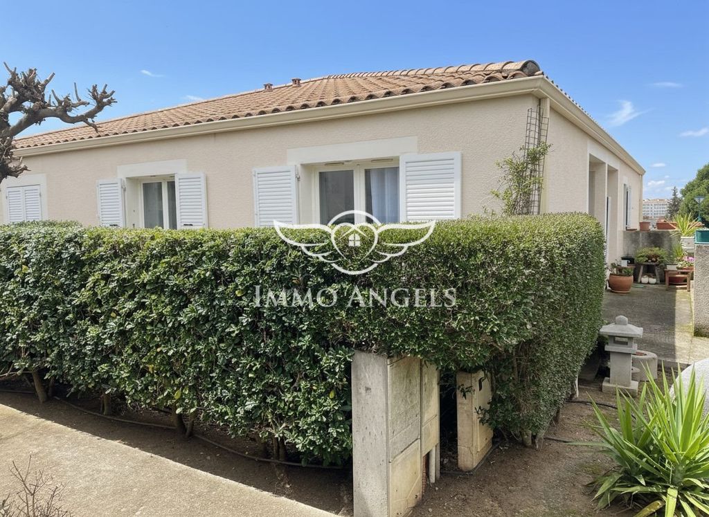 Property photo 1 of 6 Charming Single-Story House With Garden In A Secure Residence
