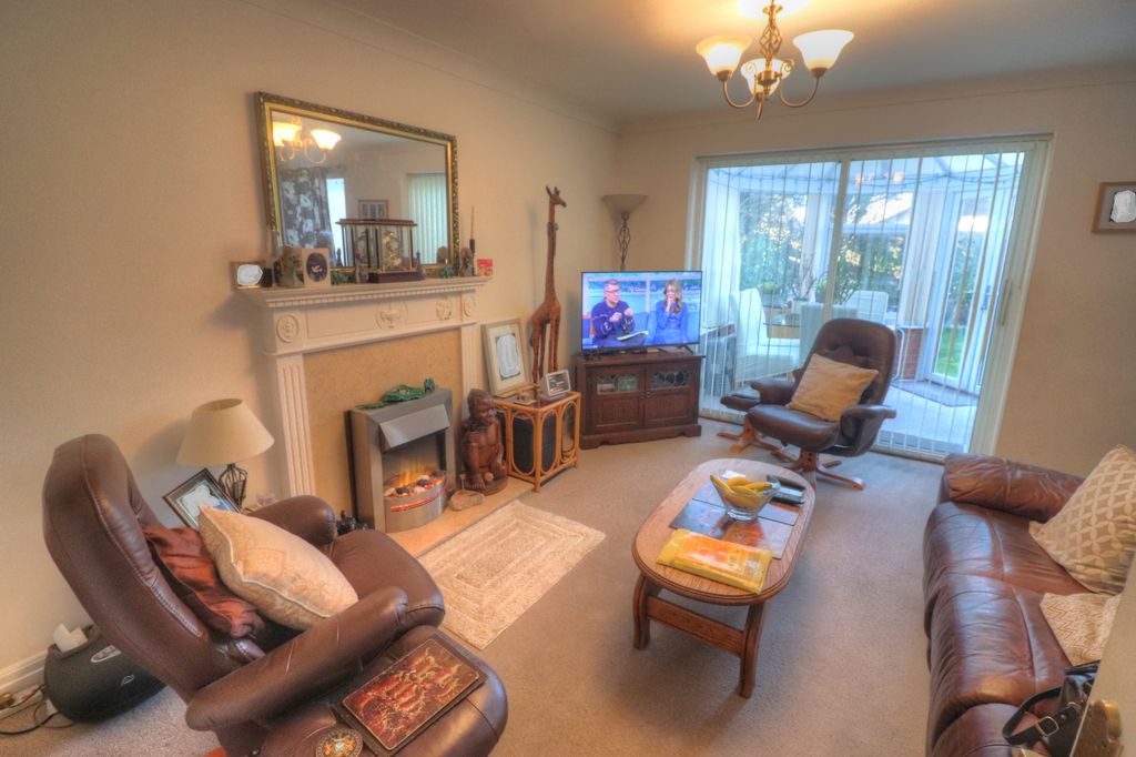 Property photo 3 of 15 Lounge