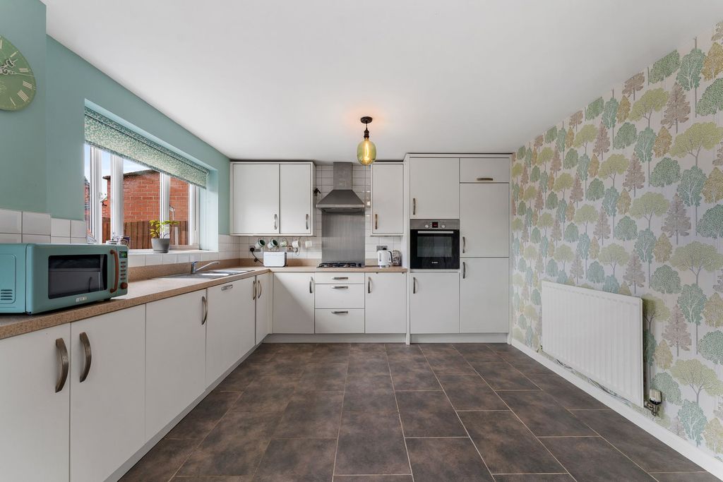 Property photo 3 of 28